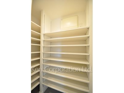 Shoes-In Closet ※Photo of the same layout on 20 floor. Decoration and fixture may differ.