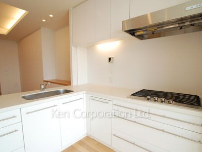 Kitchen ※Photo of the same layout on 17 floor. Decoration and fixture may differ.