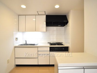 Kitchen ※Photo of the same layout on 10 floor. Decoration and fixture may differ.