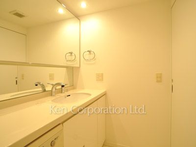 Powder Room ※Photo of the same layout on 10 floor. Decoration and fixture may differ.