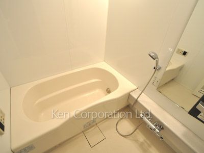 Bath ※Photo of the same layout on 10 floor. Decoration and fixture may differ.