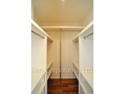 Walk-In Closet ※Photo of the same layout on 34 floor. Decoration and fixture may differ.