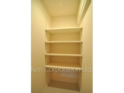 Shoes-In Closet ※Photo of the same layout on 34 floor. Decoration and fixture may differ.