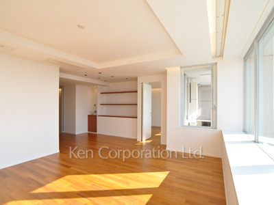 Living-Dining ※Photo of the same layout on 34 floor. Decoration and fixture may differ.