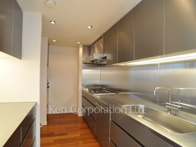 Kitchen ※Photo of the same layout on 34 floor. Decoration and fixture may differ.