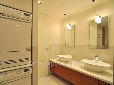 Powder Room ※Photo of the same layout on 34 floor. Decoration and fixture may differ.