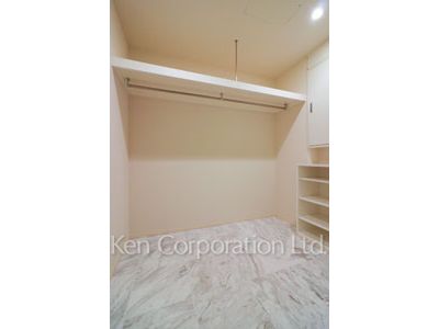 Shoes-In Closet ※Photo of the same layout on 2 floor. Decoration and fixture may differ.