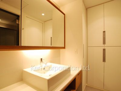 Powder Room ※Photo of the same layout on 23 floor. Decoration and fixture may differ.