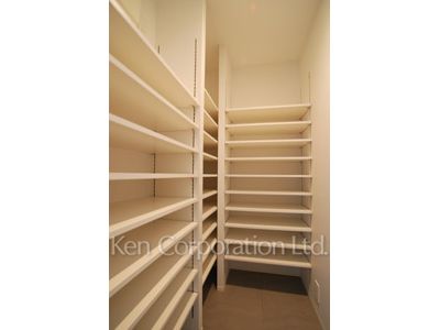 Shoes-In Closet ※Photo of the same layout on 23 floor. Decoration and fixture may differ.