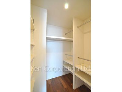 Walk-In Closet ※Photo of the same layout on 23 floor. Decoration and fixture may differ.