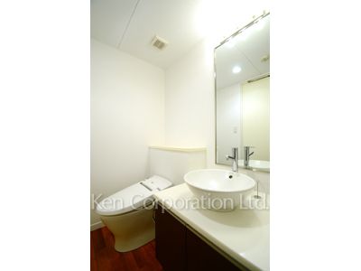 Powder Room ※Photo of the same layout on 6 floor. Decoration and fixture may differ.