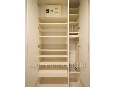 Shoes Closet ※Photo of the same layout on 5 floor. Decoration and fixture may differ.