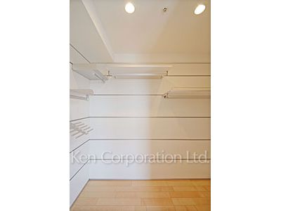 Walk-In Closet ※Photo of the same layout on 18 floor. Decoration and fixture may differ.