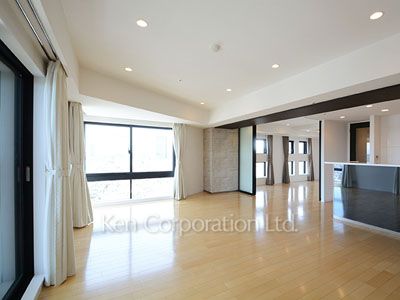 Living-Dining ※Photo of the same layout on 18 floor. Decoration and fixture may differ.