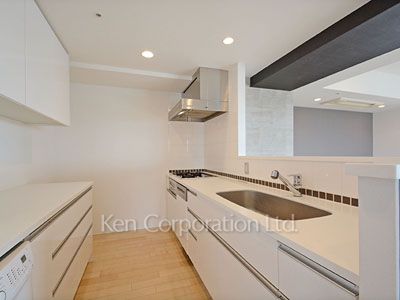 Kitchen ※Photo of the same layout on 18 floor. Decoration and fixture may differ.