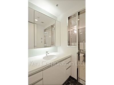 Powder Room ※Photo of the same layout on 18 floor. Decoration and fixture may differ.