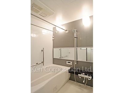 Bath ※Photo of the same layout on 18 floor. Decoration and fixture may differ.