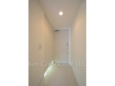 Entrance ※Photo of the same layout on 9 floor. Decoration and fixture may differ.