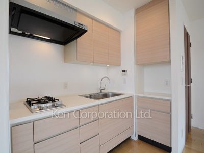Kitchen ※Photo of the same layout on 9 floor. Decoration and fixture may differ.