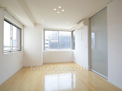 Living-Dining ※Photo of the same layout on 9 floor. Decoration and fixture may differ.
