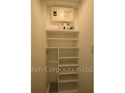 Closet ※Photo of the same layout on 9 floor. Decoration and fixture may differ.