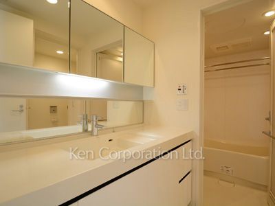 Powder Room ※Photo of the same layout on 9 floor. Decoration and fixture may differ.