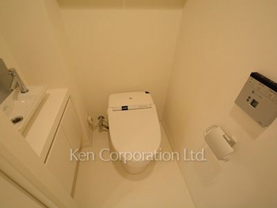 Lavatory ※Photo of the same layout on 9 floor. Decoration and fixture may differ.