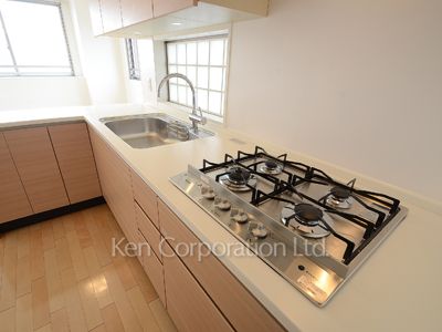 Kitchen ※Photo of the same layout on 16 floor. Decoration and fixture may differ.