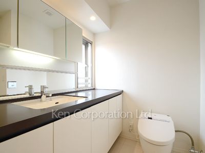 Powder Room ※Photo of the same layout on 16 floor. Decoration and fixture may differ.