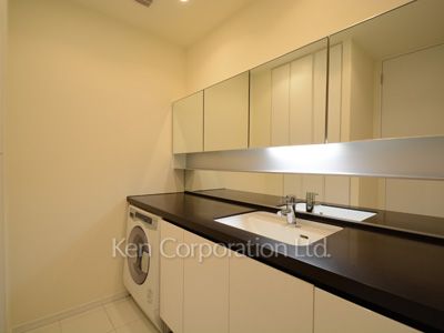 Powder Room ※Photo of the same layout on 13 floor. Decoration and fixture may differ.