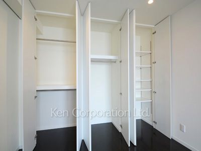 Closet ※Photo of the same layout on 13 floor. Decoration and fixture may differ.