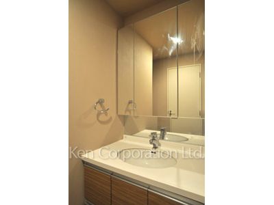 Powder Room ※Photo of the same layout on 16 floor. Decoration and fixture may differ.