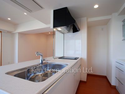Kitchen ※Photo of the same layout on 14 floor. Decoration and fixture may differ.