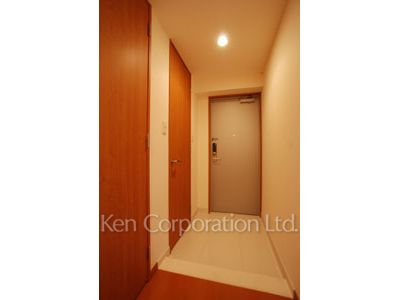 Entrance ※Photo of the same layout on 14 floor. Decoration and fixture may differ.