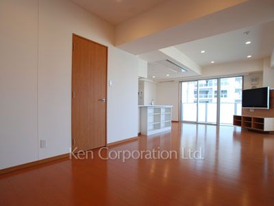 Living-Dining ※Photo of the same layout on 14 floor. Decoration and fixture may differ.