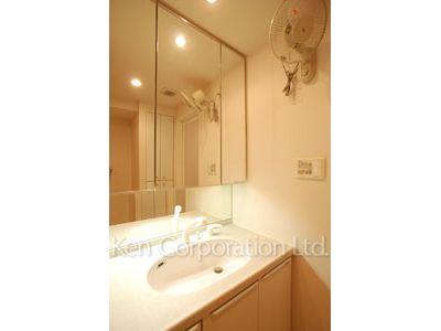 Powder Room ※Photo of the same layout on 14 floor. Decoration and fixture may differ.