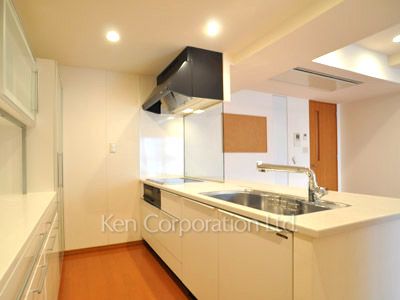 Kitchen ※Photo of the same layout on 8 floor. Decoration and fixture may differ.