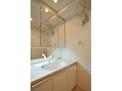 Powder Room ※Photo of the same layout on 8 floor. Decoration and fixture may differ.