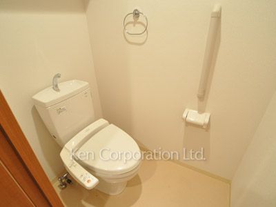 Lavatory ※Photo of the same layout on 8 floor. Decoration and fixture may differ.