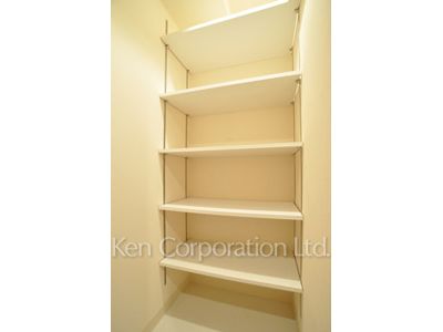 Shoes-In Closet ※Photo of the same layout on 8 floor. Decoration and fixture may differ.