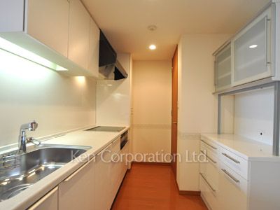 Kitchen ※Photo of the same layout on 7 floor. Decoration and fixture may differ.