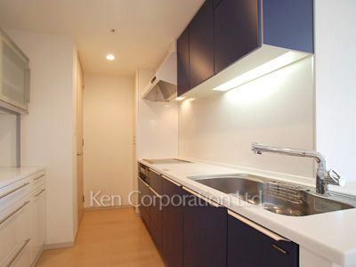 Kitchen ※Photo of the same layout on 19 floor. Decoration and fixture may differ.