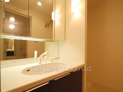 Powder Room ※Photo of the same layout on 19 floor. Decoration and fixture may differ.