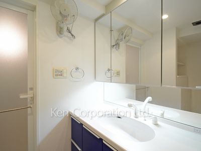 Powder Room ※Photo of the same layout on 18 floor. Decoration and fixture may differ.