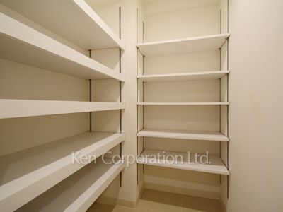 Shoes-In Closet ※Photo of the same layout on 20 floor. Decoration and fixture may differ.