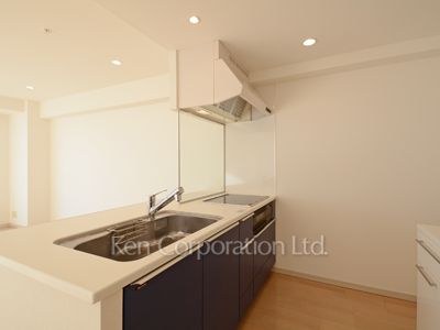Kitchen ※Photo of the same layout on 20 floor. Decoration and fixture may differ.