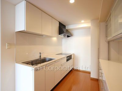 Kitchen ※Photo of the same layout on 23 floor. Decoration and fixture may differ.