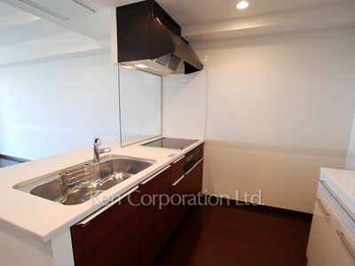 Kitchen ※Photo of the same layout on 24 floor. Decoration and fixture may differ.