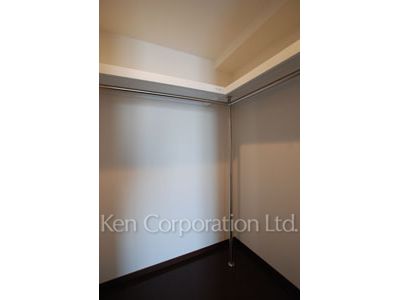 Walk-In Closet ※Photo of the same layout on 24 floor. Decoration and fixture may differ.