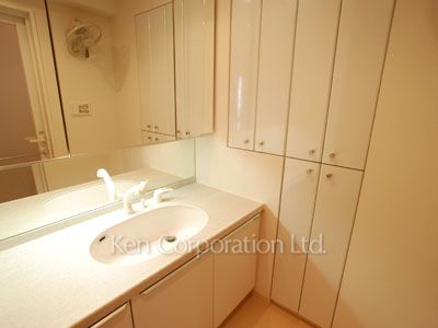 Powder Room ※Photo of the same layout on 23 floor. Decoration and fixture may differ.